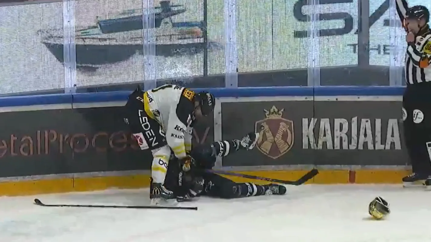 Former NHLer Nick Ritchie pins opponent to the ice and punches him in the head