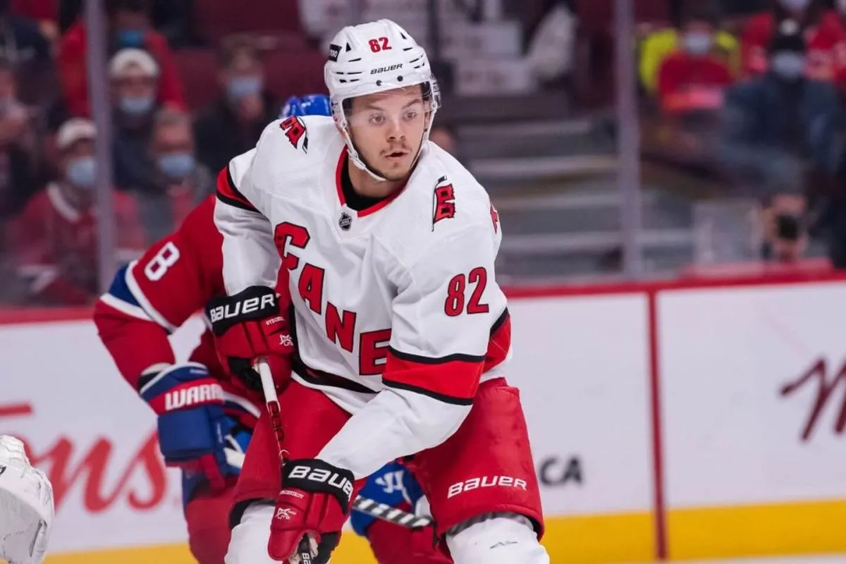 Jesperi Kotkaniemi avec les Hurricanes dans un match contre le Canadien