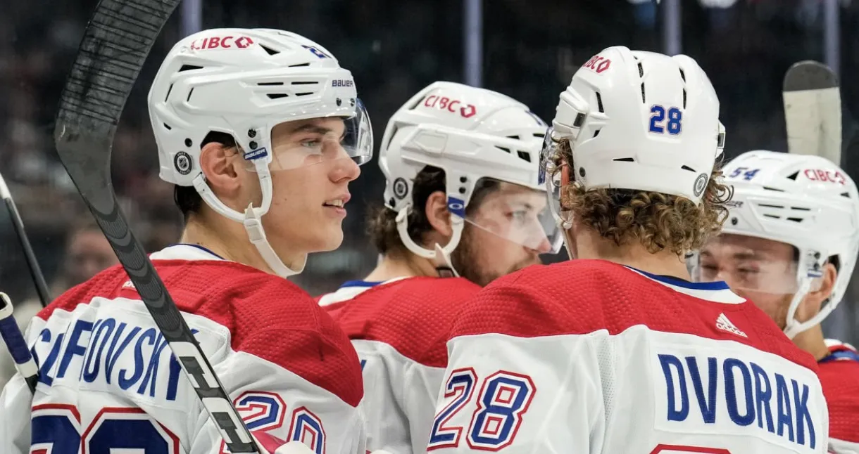 Les joueurs du Canadien qui célèbrent un but.