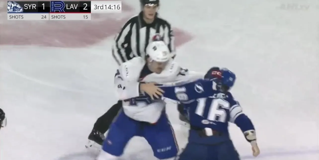 Combat entre Arber Xhekaj et l'attaquant québécois Shawn Element.