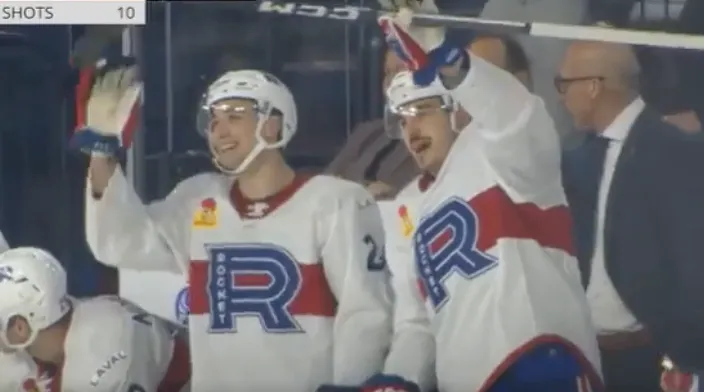 Arber Xhekaj et Logan Mailloux se moquent de l'attaquant du Crunch de Syracuse, Daniel Walker.