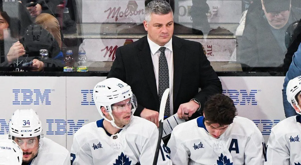 Sheldon Keefe behind the bench for the Toronto Maple Leafs.