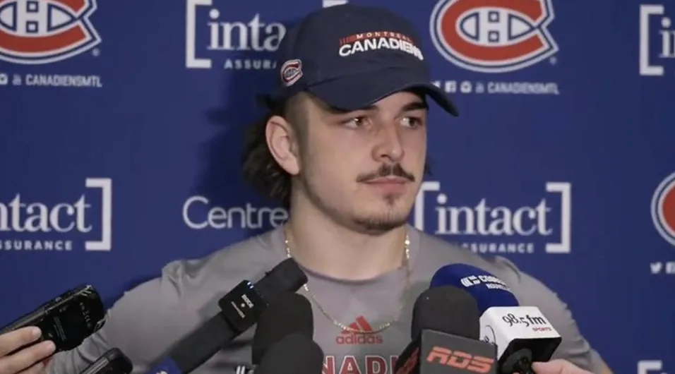 L'entraîneur-chef du Canadien de Montréal, Martin St-Louis, vient tout juste d'annoncer qu'Arber Xhekaj sera rayé de la formation ce soir.