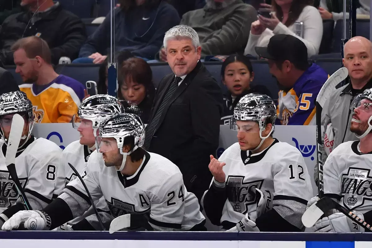 Todd McLellan behind the bench of the Los Angeles Kings during a game.