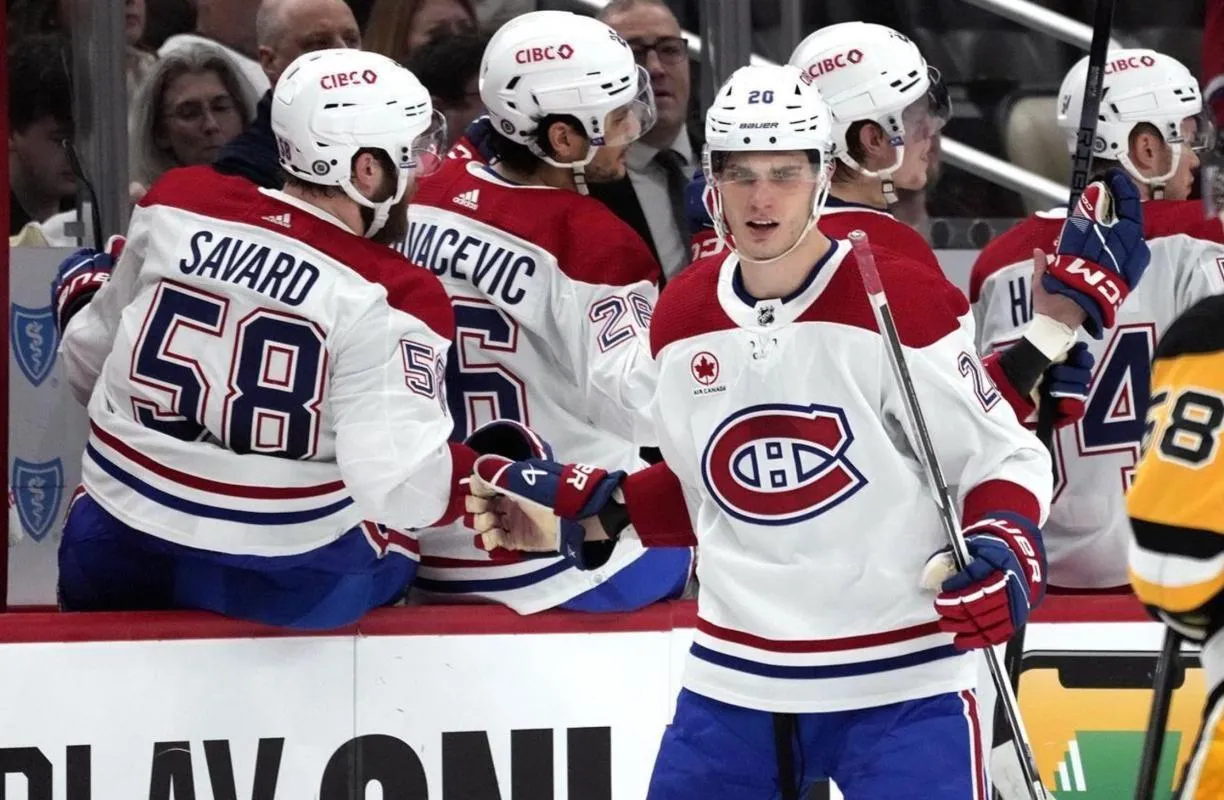 Juraj Slafkovsky célèbre un but au banc avec le Canadien