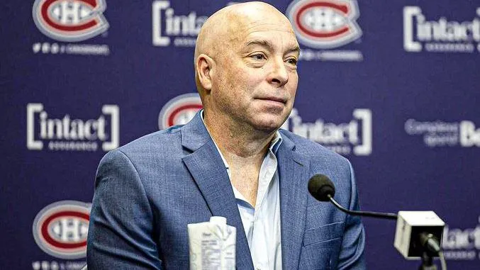 Kent Hughes en conférence de presse après la date limite des échanges.