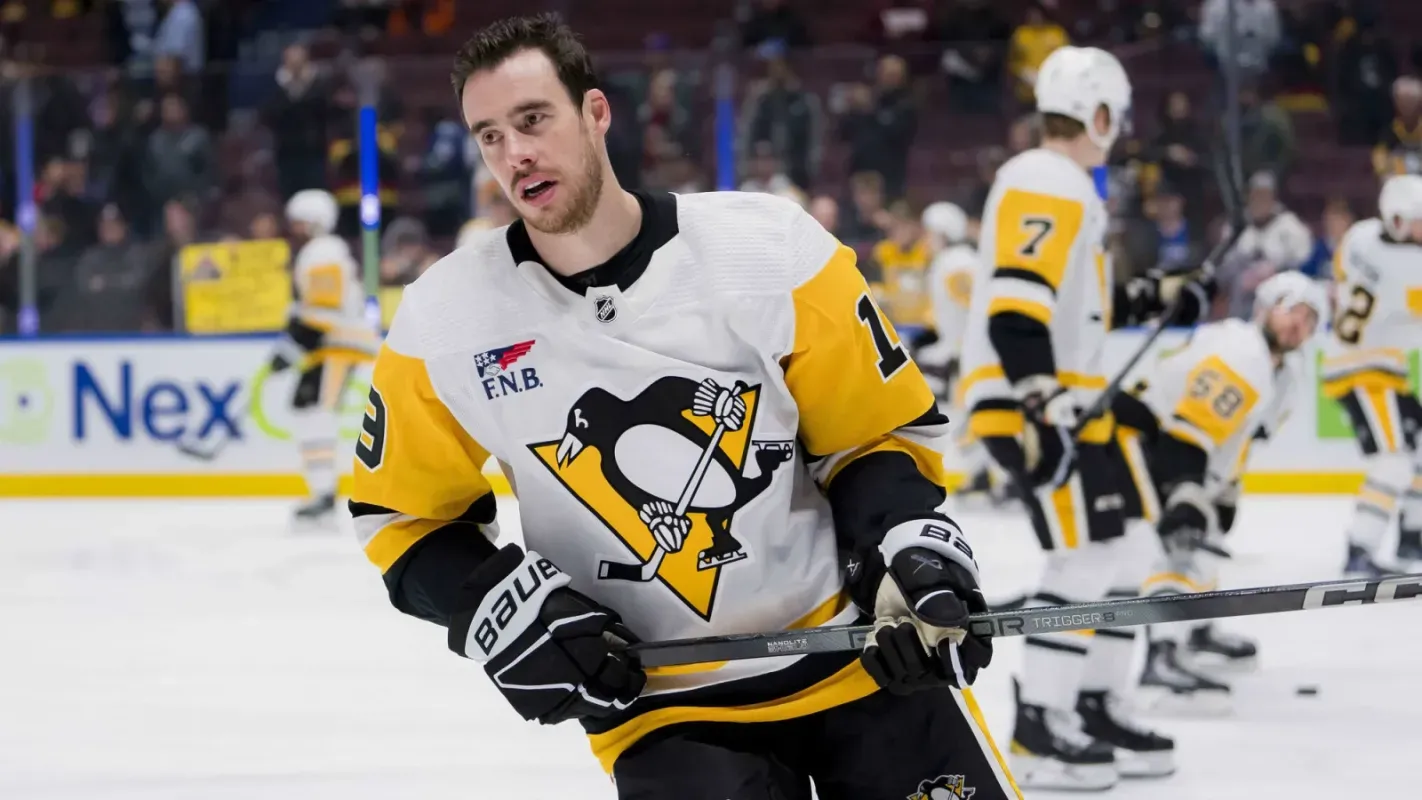 Pittsburgh Penguins forward Reilly Smith skating during warmups