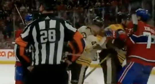 Arber Xhekaj a facilement maitriser deux attaquants des Bruins à la suite d'un arrêt de jeu.