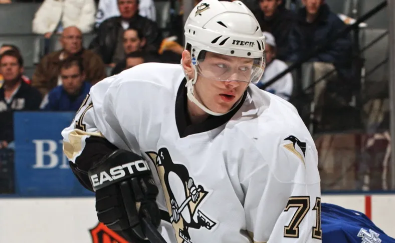 Au cours des dernières heures, nous avons appris que l'ancien joueur des Penguins de Pittsburgh, Konstantin Koltsov, est malheureusement décédé à l'âge de 42 ans.