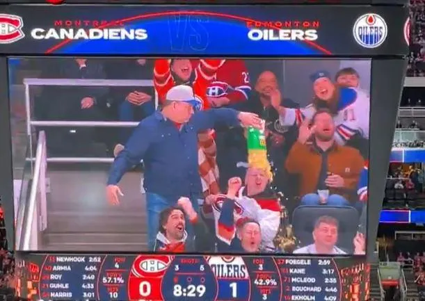 Un fan des Oilers sur le grand écran durant un match entre les Oilers et le Canadien