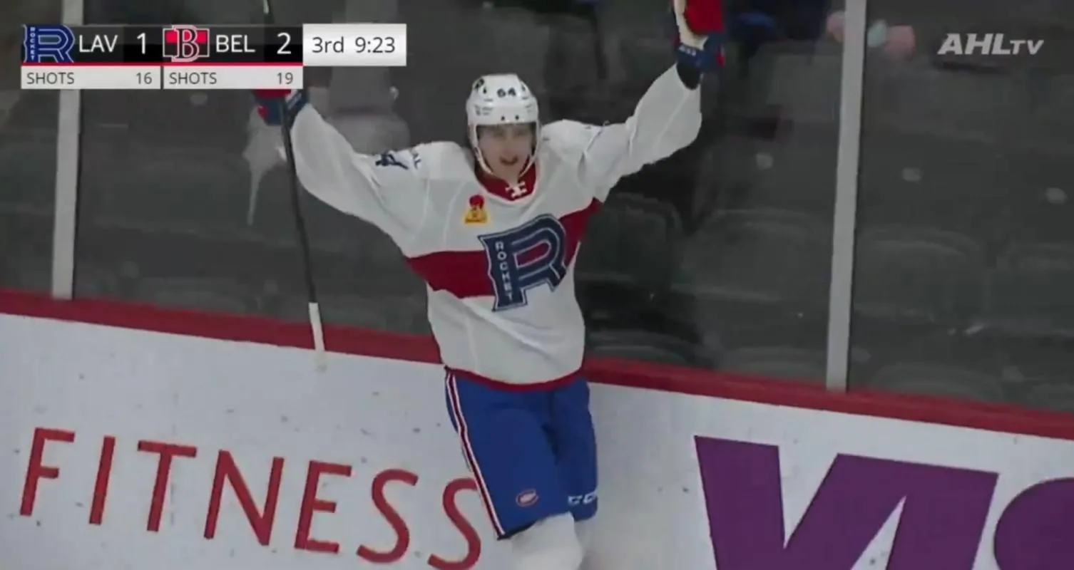 David Reinbacher qui célèbre son premier but dans la AHL