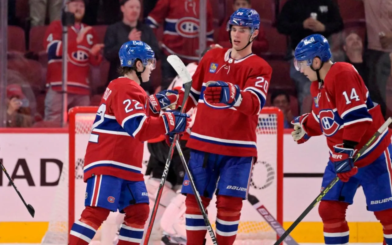 Cole Caufield, Nick Suzuki et Juraj Slafkovsky