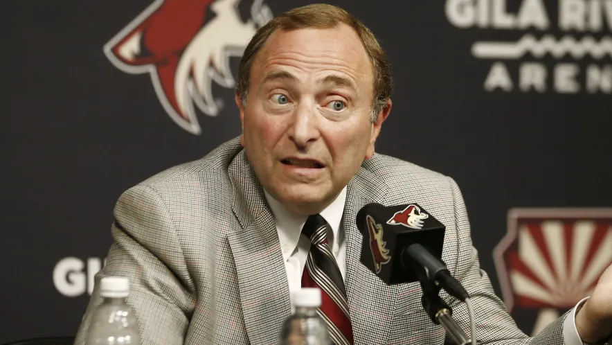 Gary Bettman lors d'une conférence de presse à l'aréna des Coyotes de l'Arizona