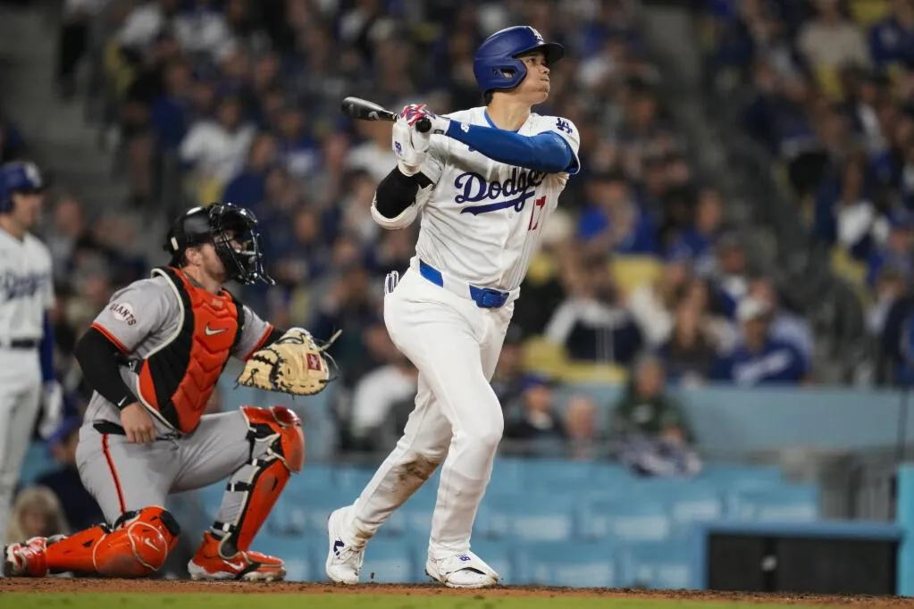 Shohei Ohtani hitting a homerun #mlb #dodgers #bluejays