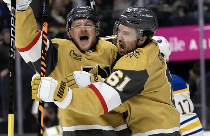 Jack Eichel et Mark Stone