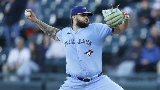 Manoah leaves the games #bluejays #mlb