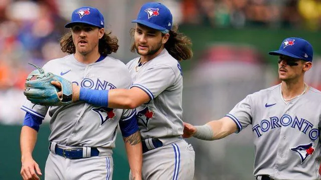 Bichette holding Gausman back #bluejays #mlb