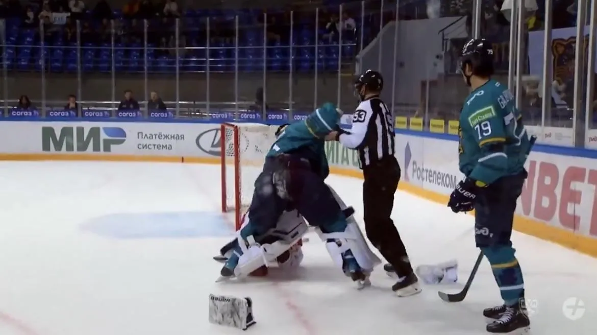 KHL club Avangard signs former NHL goalie known for fighting his opponents
