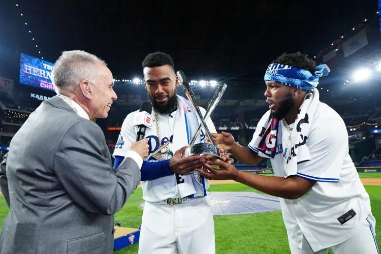Teoscar Hernandez and former teamate Vladimir Guerrero Jr.
