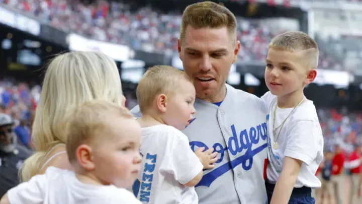 Freeman with his family #bluejays #dodgers