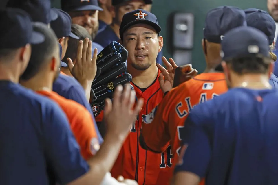 Kikuchi with news teammates #bluejays #mlb