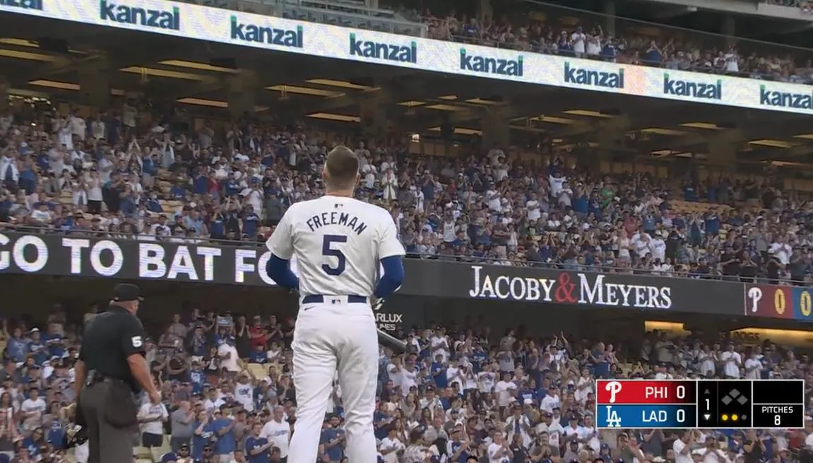 Freeman receives standing ovation #dodgers #mlb