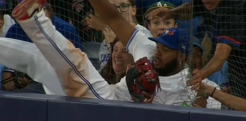 Guerrero makes catch in the stands #bluejays #mlb