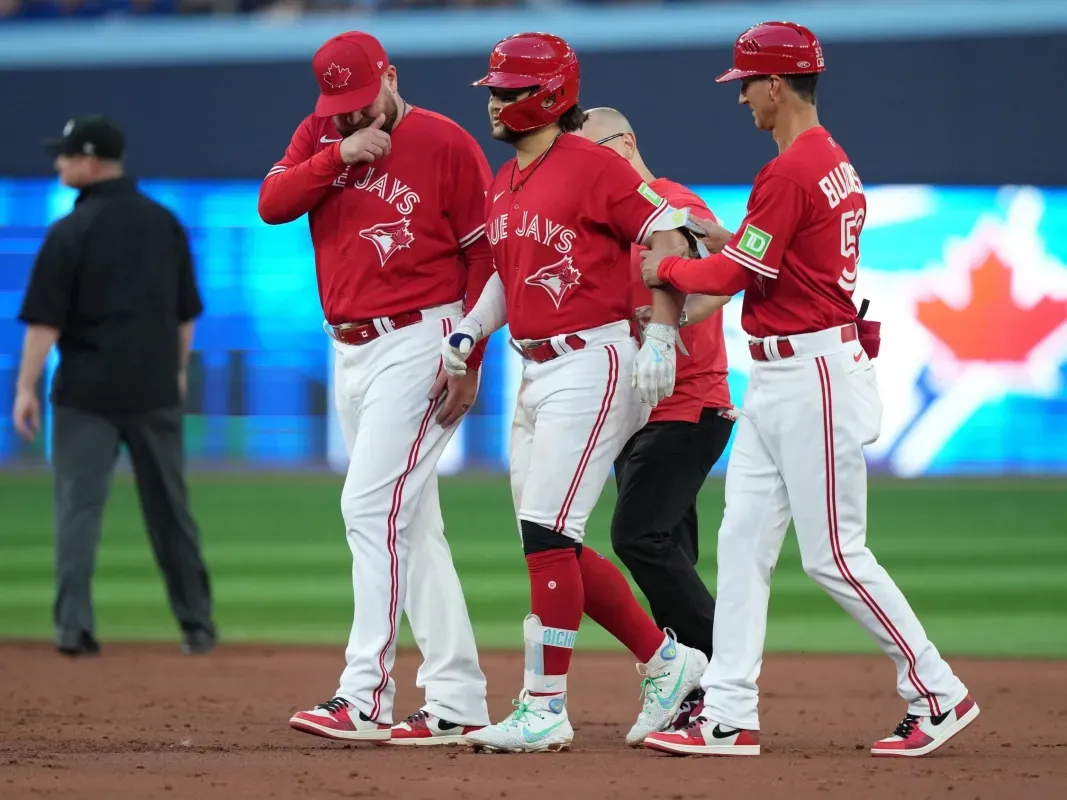 Bichette leaves the game with calf sprain #bluejays #mlb
