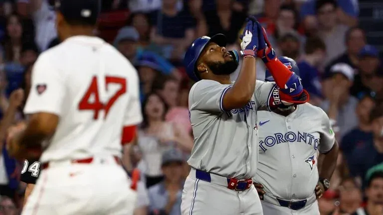 Guerrero gives balls to Red Sox fans #bluejays #mlb