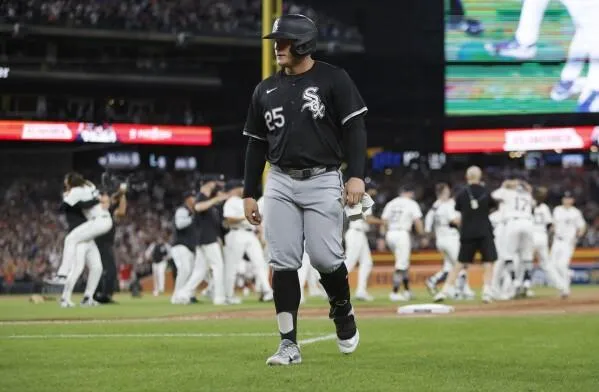 Chicago White Sox lose 121st game.