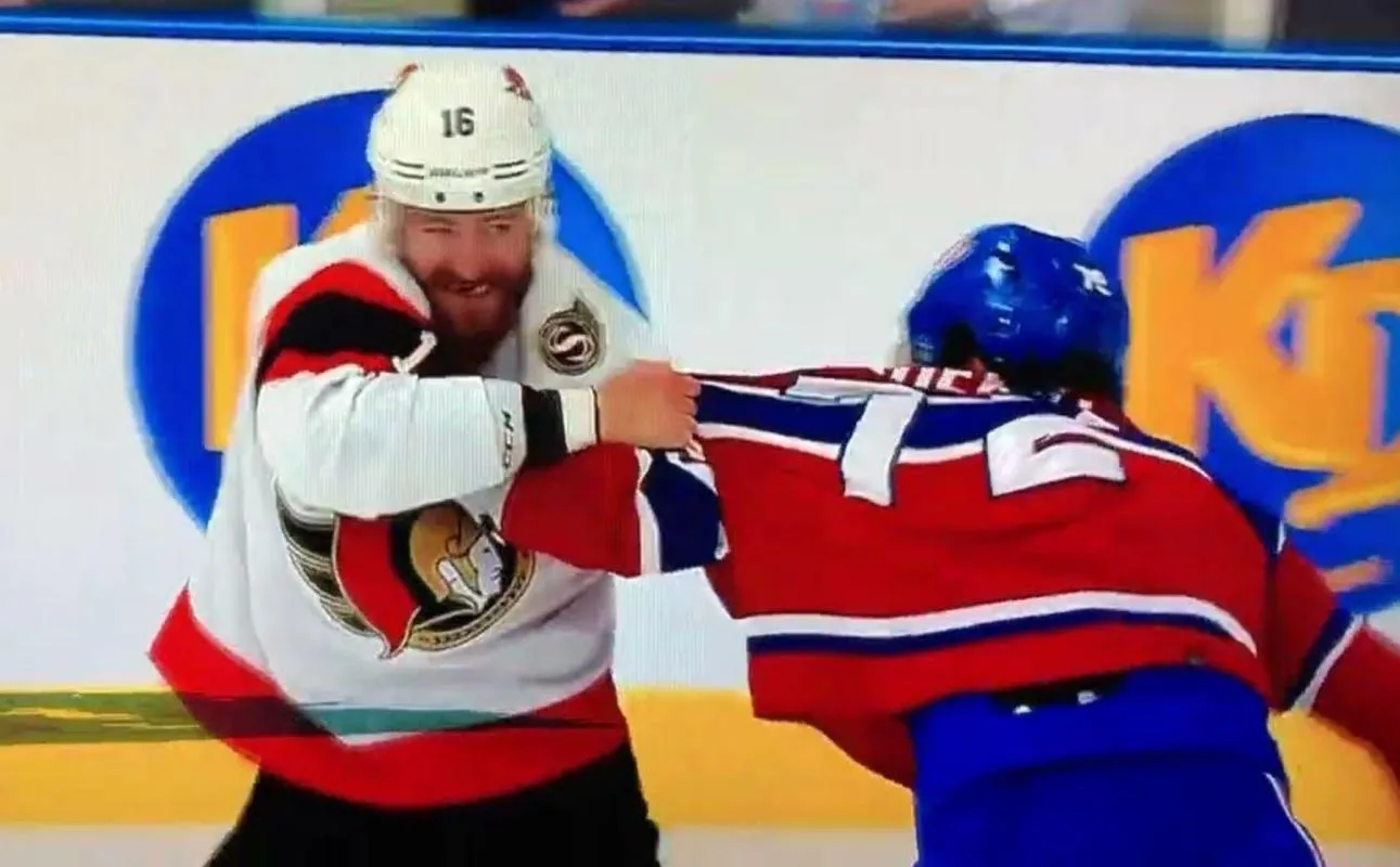 Auston Watson et Arber Xhekaj dans une bagarre