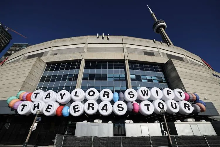 Blue Jays fans upset that the team is posting about Taylor Swift #bluejays #mlb