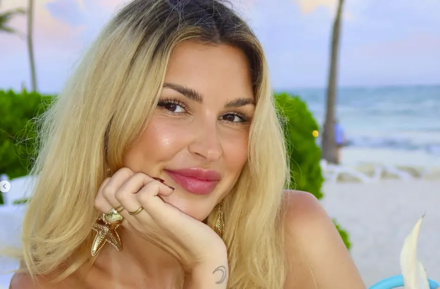 Ely Rioux Élisabeth Rioux pose en tenue d'Ève et elle est resplendissante