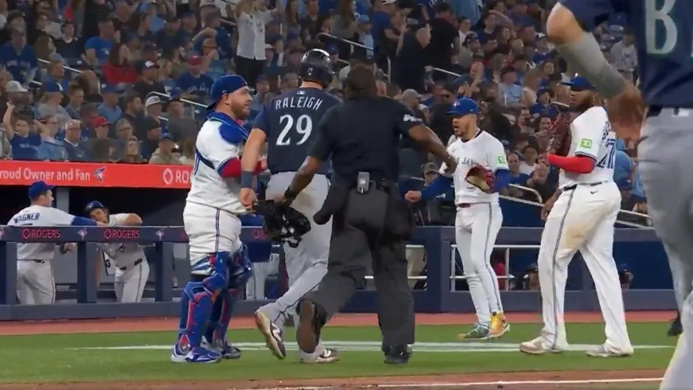 Fight breaks out between Blue Jays pitcher Jose Berrios and Cal Raleigh #bluejays #mlb