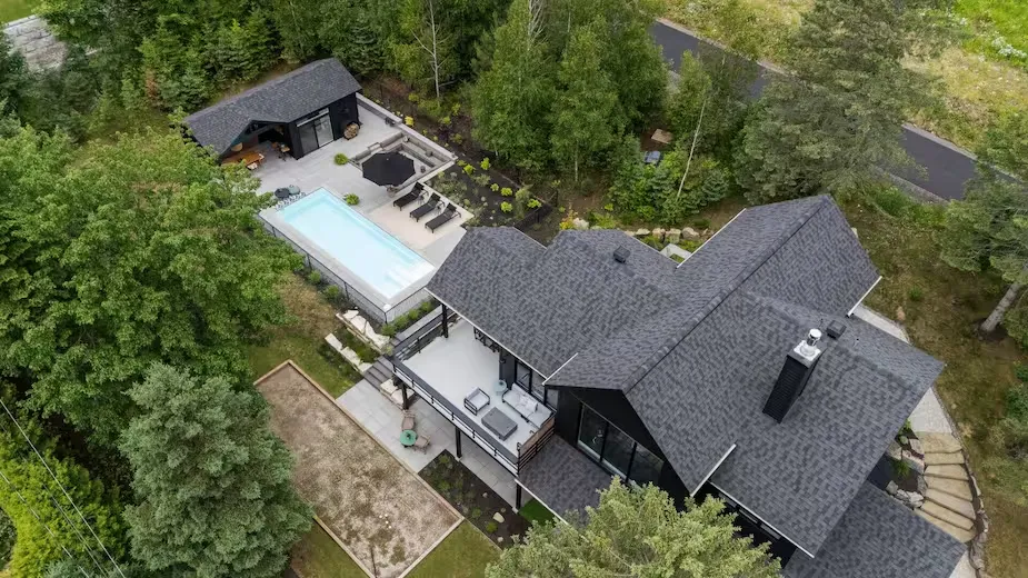 Il a quitté Saint-Sauveur… mais sa maison vendue reste impressionnante : 16 pièces ! 11 Il a quitté Saint-Sauveur… mais sa maison vendue reste impressionnante : 16 pièces ! image