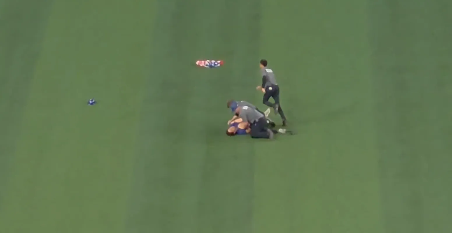 Fan tackled by Blue Jays security after running onto the field