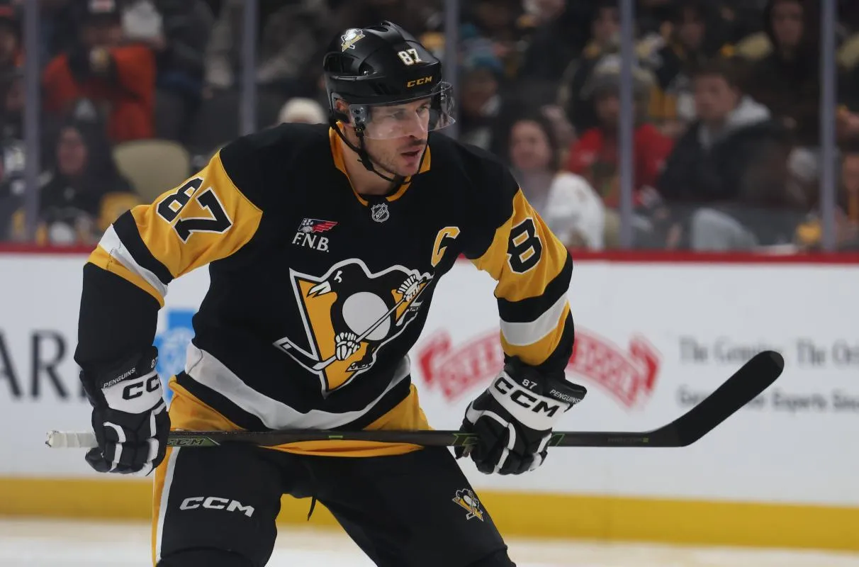 Sidney Crosby (87), centre des Penguins de Pittsburgh, se pr&eacute;pare &agrave; disputer une mise au jeu contre les Ducks d'Anaheim lors de la troisi&egrave;me p&eacute;riode au PPG Paints Arena.