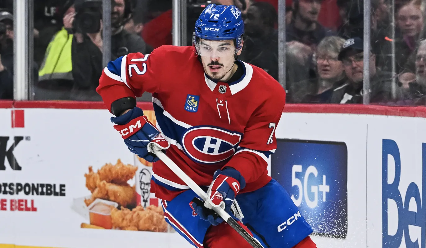 Le d&eacute;fenseur des Canadiens de Montr&eacute;al Arber Xhekaj (72) patine avec le palet pr&egrave;s du filet contre les Panthers de la Floride au cours de la deuxi&egrave;me p&eacute;riode au Centre Bell.