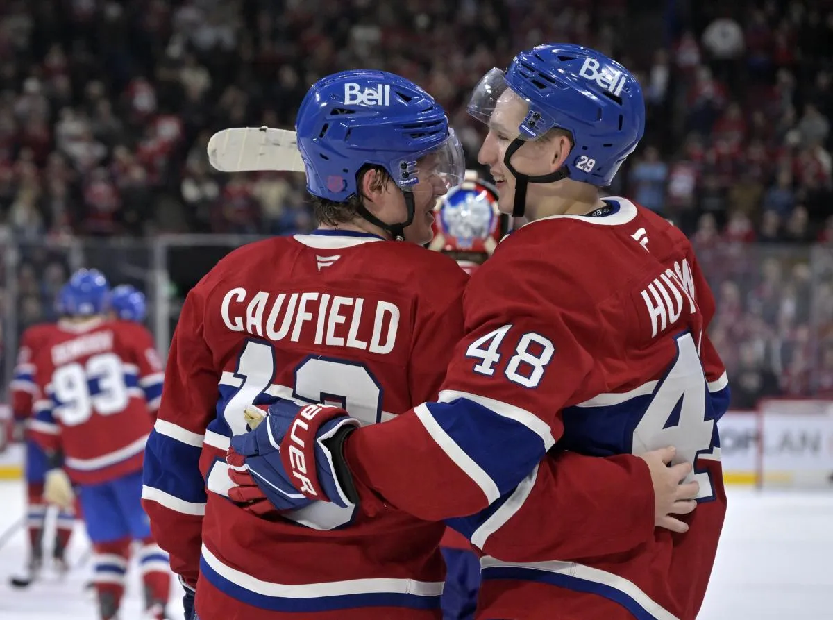 L'attaquant des Canadiens de Montr&eacute;al Cole Caufield (13) c&eacute;l&egrave;bre avec son co&eacute;quipier, le d&eacute;fenseur Lane Hutson (48), apr&egrave;s avoir marqu&eacute; le but de la victoire contre le Kraken de Seattle pendant la prolongation au Centre Bell.