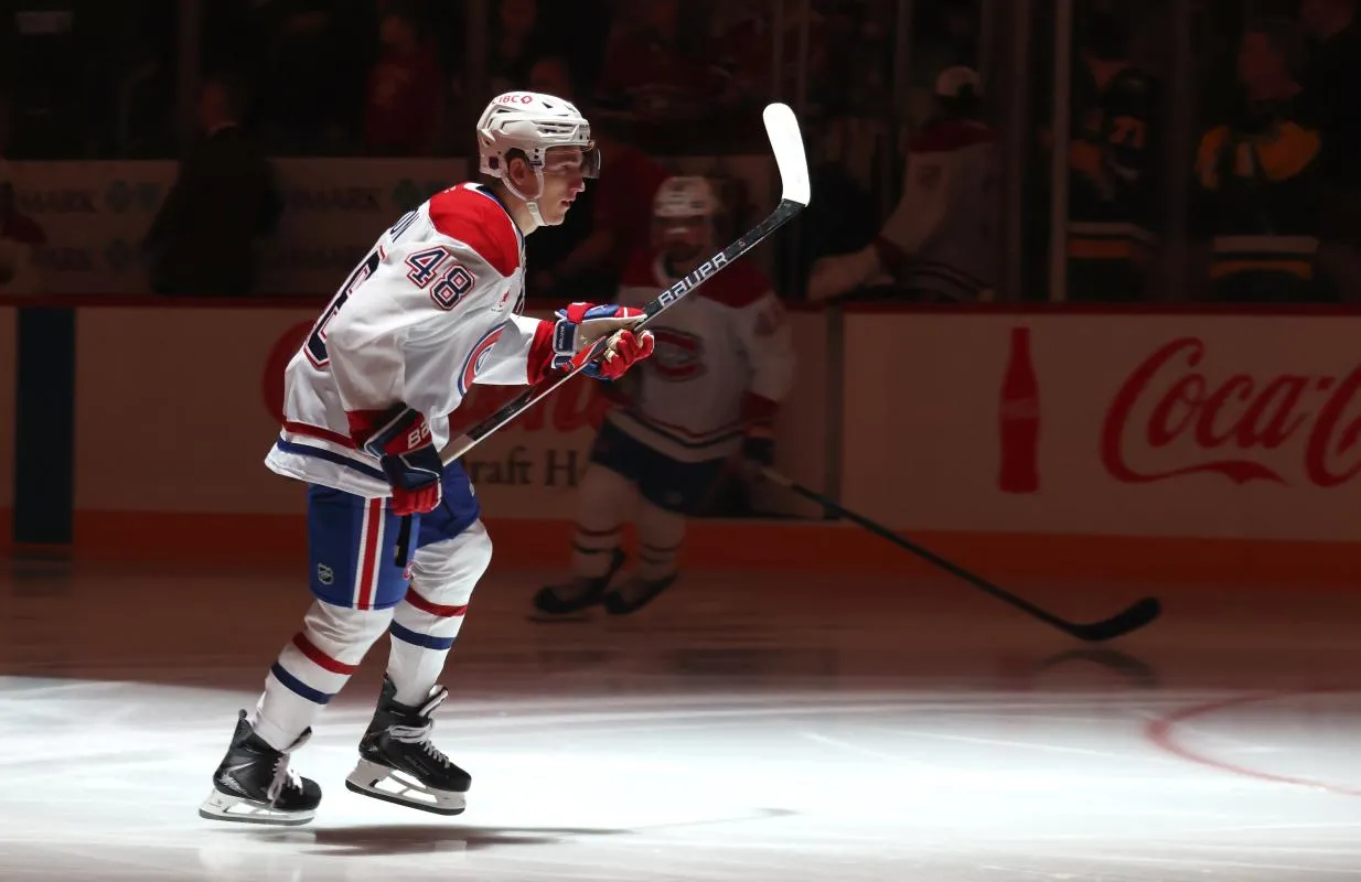 le d&eacute;fenseur des Canadiens de Montr&eacute;al Lane Hutson (48) entre sur la glace contre les Penguins de Pittsburgh pendant la premi&egrave;re p&eacute;riode au PPG Paints Arena.