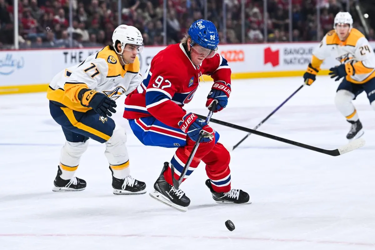 L'ailier droit des Canadiens de Montr&eacute;al Patrik Laine (92) d&eacute;fend la rondelle contre l'ailier droit des Predators de Nashville Luke Evangelista (77) pendant la premi&egrave;re p&eacute;riode au Centre Bell.