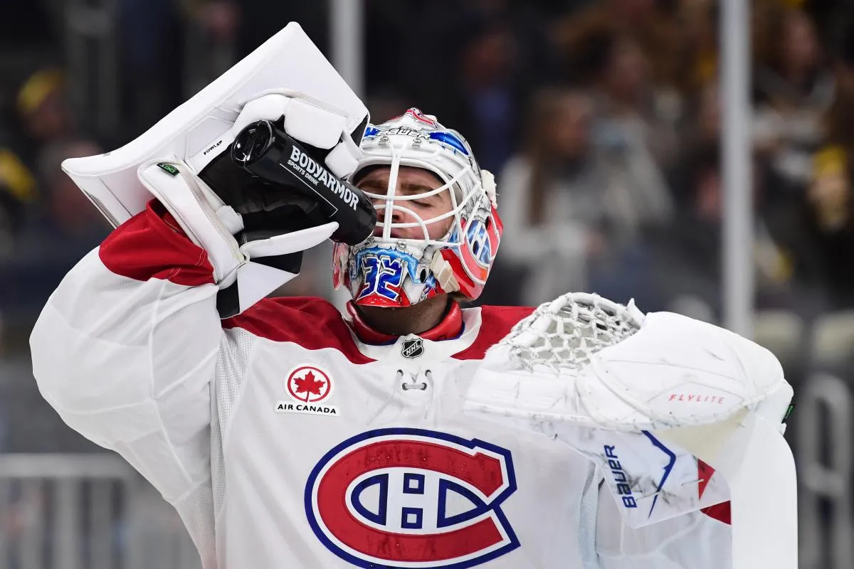 Le gardien de but des Canadiens de Montr&eacute;al, Jacob Fowler (32), boit une gorg&eacute;e d'eau pendant la troisi&egrave;me p&eacute;riode du match contre les Bruins de Boston au TD Garden.