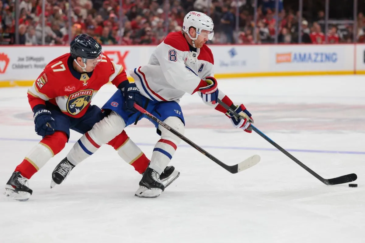 le d&eacute;fenseur des Canadiens de Montr&eacute;al Mike Matheson (8) d&eacute;place la rondelle face au centre des Panthers de la Floride Evan Rodrigues (17) pendant la deuxi&egrave;me p&eacute;riode &agrave; l'Amerant Bank Arena.