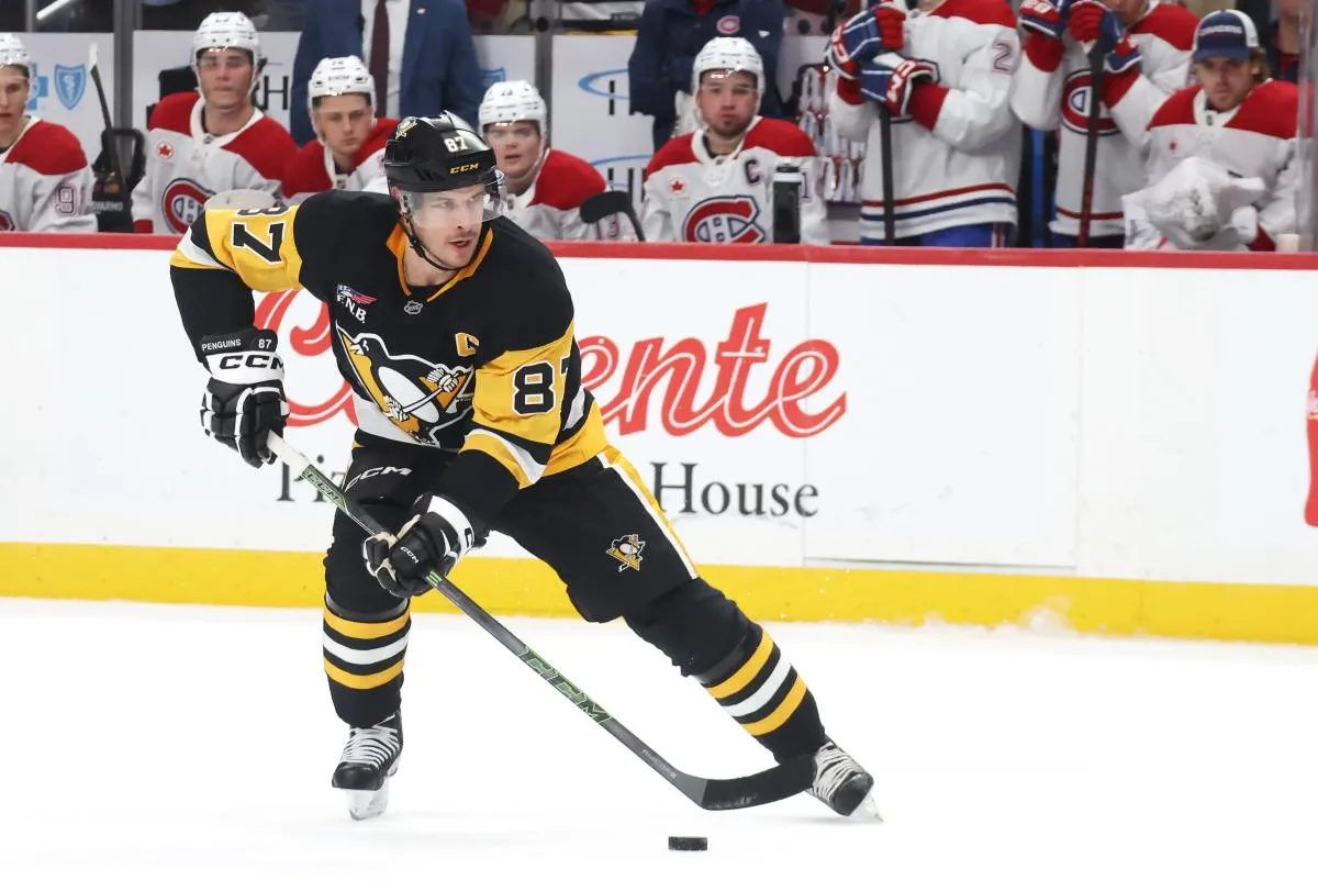 Sidney Crosby (87), centre des Penguins de Pittsburgh, patine avec la rondelle lors d'une s&eacute;ance de tirs au but contre les Canadiens de Montr&eacute;al &agrave; la PPG Paints Arena.