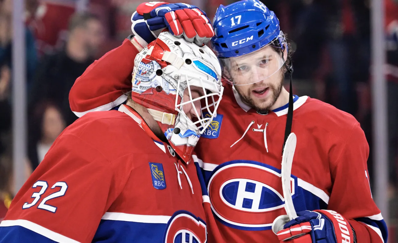 Le gardien des Canadiens de Montr&eacute;al Jacob Fowler (32) et son co&eacute;quipier, l'attaquant Josh Anderson (17), c&eacute;l&egrave;brent leur victoire contre les Penguins de Pittsburgh au Centre Bell.