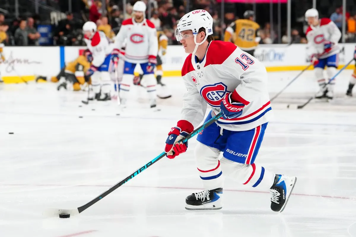 L'ailier droit des Canadiens de Montr&eacute;al, Cole Caufield (13), s'&eacute;chauffe avant un match contre les Golden Knights de Vegas au T-Mobile Arena.