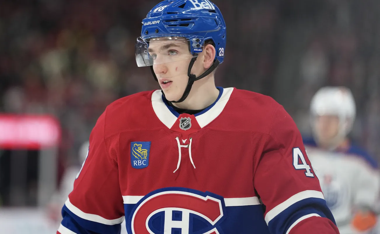 Le d&eacute;fenseur des Canadiens de Montr&eacute;al Lane Hutson (48) se pr&eacute;pare pour une mise au jeu contre les Oilers d'Edmonton au cours de la troisi&egrave;me p&eacute;riode au Centre Bell.