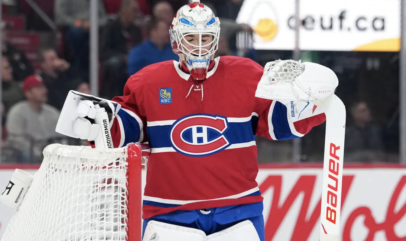 Le gardien des Canadiens de Montr&eacute;al Jacob Fowler (32) r&eacute;agit apr&egrave;s avoir encaiss&eacute; le troisi&egrave;me but des Flyers de Philadelphie au cours de la deuxi&egrave;me p&eacute;riode au Centre Bell.