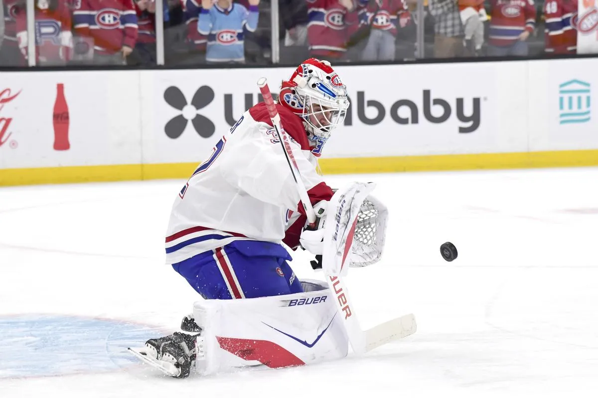 le gardien de but des Canadiens de Montr&eacute;al Jacob Fowler (32) effectue un arr&ecirc;t pendant l'&eacute;chauffement avant un match contre les Bruins de Boston au TD Garden.