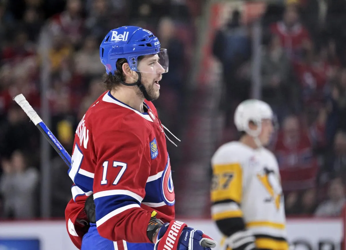 L'attaquant des Canadiens de Montr&eacute;al Josh Anderson (17) c&eacute;l&egrave;bre apr&egrave;s avoir marqu&eacute; un but dans un filet d&eacute;sert contre les Penguins de Pittsburgh au cours de la troisi&egrave;me p&eacute;riode au Centre Bell.